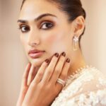 Athiya Shetty Instagram – Last night in Delhi for the iconic @seemagujraldesign ‘s new flagship store in The Dhan Mill, Chattarpur 🤍

Witnessing this stunning space that is a legacy of three decades, here’s to many more 

Outfit: @seemagujraldesign
Styling: @rahulvijay1988
Photographer: @karishmabediphotography 
Make up: @Nishisingh_muah
Hair: @kunjsharma_hair 

#SeemaGujral #chattarpur #Delhi #TheDhanMill