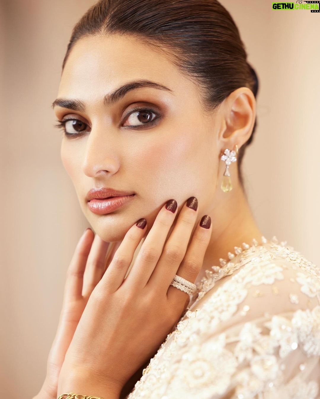 Athiya Shetty Instagram - Last night in Delhi for the iconic @seemagujraldesign ‘s new flagship store in The Dhan Mill, Chattarpur 🤍 Witnessing this stunning space that is a legacy of three decades, here’s to many more Outfit: @seemagujraldesign Styling: @rahulvijay1988 Photographer: @karishmabediphotography Make up: @Nishisingh_muah Hair: @kunjsharma_hair #SeemaGujral #chattarpur #Delhi #TheDhanMill