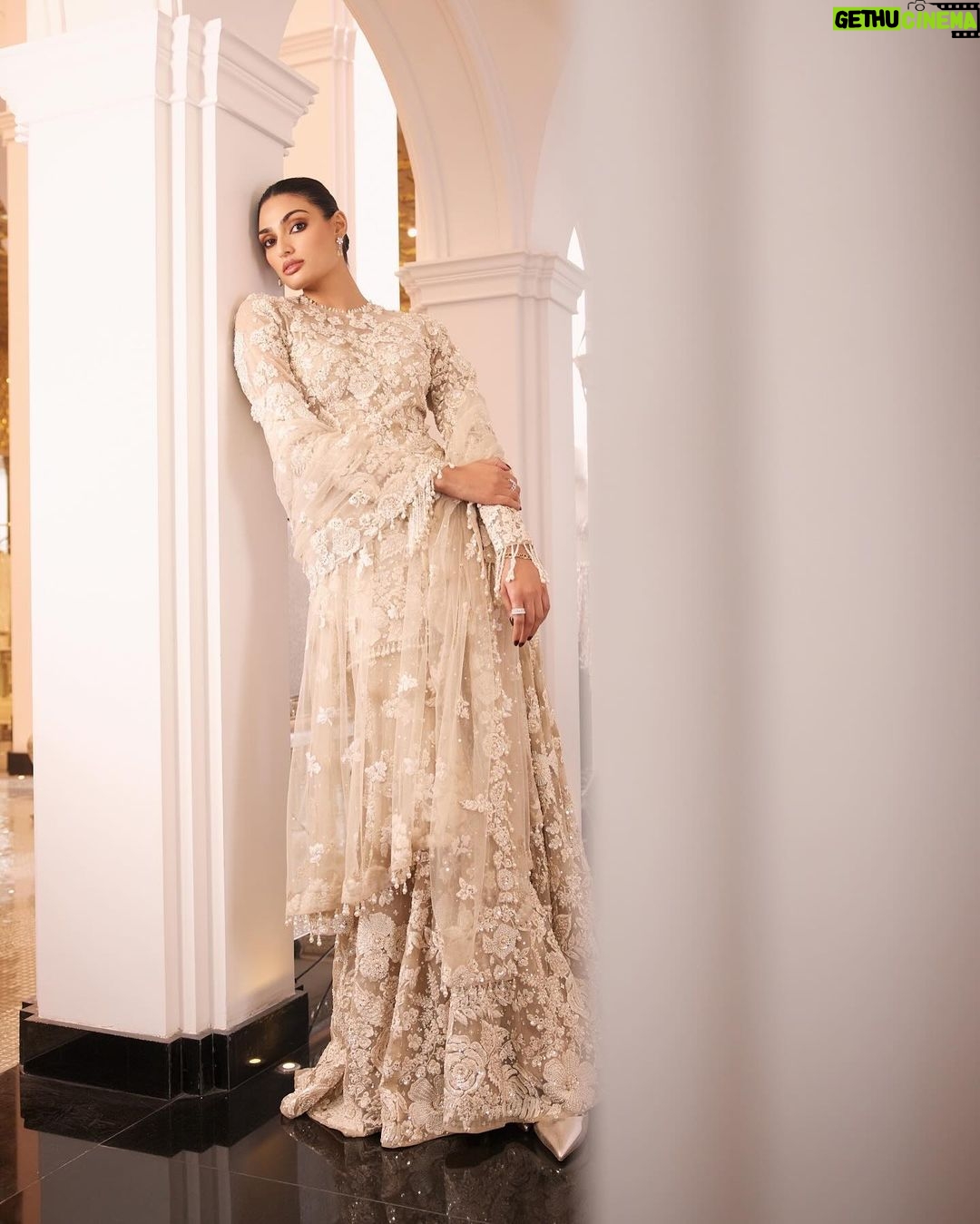 Athiya Shetty Instagram - Last night in Delhi for the iconic @seemagujraldesign ‘s new flagship store in The Dhan Mill, Chattarpur 🤍 Witnessing this stunning space that is a legacy of three decades, here’s to many more Outfit: @seemagujraldesign Styling: @rahulvijay1988 Photographer: @karishmabediphotography Make up: @Nishisingh_muah Hair: @kunjsharma_hair #SeemaGujral #chattarpur #Delhi #TheDhanMill