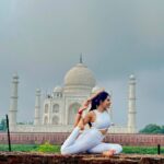 Athulya Ravi Instagram – Living in a screensaver 🤍 #sunshine #discoveringindia #inaweofnature #tajmahal #architecture 
PC @aum_yogini ❤️