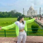 Athulya Ravi Instagram - Living in a screensaver 🤍 #sunshine #discoveringindia #inaweofnature #tajmahal #architecture PC @aum_yogini ❤️
