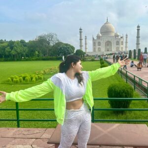 Athulya Ravi Instagram - Living in a screensaver 🤍 #sunshine #discoveringindia #inaweofnature #tajmahal #architecture PC @aum_yogini ❤️