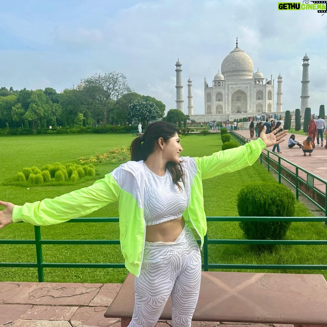 Athulya Ravi - 206.4K Likes - Living in a screensaver 🤍 #sunshine #discoveringindia #inaweofnature #tajmahal #architecture
PC @aum_yogini ❤️