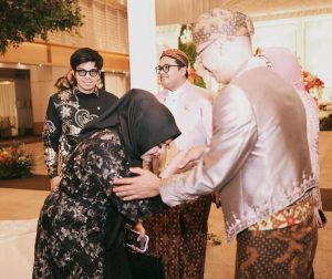 Atta Halilintar Instagram - Selamat bahhagia adhya dan jafar 🤲🏻 👕 : @the_diplomat_tailor 👚 : @ceraofficial
