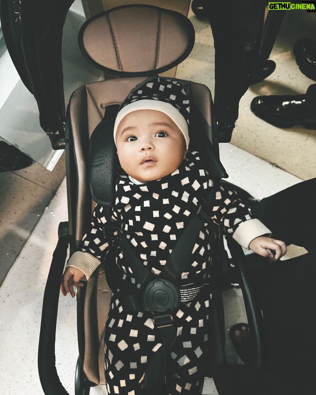 Atta Halilintar Instagram - liat apaan ya adek azura?