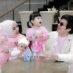 Atta Halilintar Instagram - Giveaway alert, masih edisi ulang tahun Ameena ke-2. Kita mau special thanks ke Bebio yang sudah hampir setahun menjadi bagian dari Atta Family. Alhamdullilah, Kak Na jarang banget sakit. Anaknya aktif dan ceria, kalaupun sakit pasti sebentar dan cepat sembuh. Bersyukur banget karena jadi Brand Ambassadornya Bebio, kita jadi tahu kalau pertolongan pertama saat anak sakit ga harus selalu obat. Karena Ameena masih kecil, dokternya menyarankan kalau masih gejala ringan sebisa mungkin kita berikan pengobatan alami dulu karena obat itu ada efek sampingnya. Untung ada Bebio, essential oil alami yang sudah teruji cocok untuk kulit bayi yang masih sensitif. Masalah batuk pilek, perut kembung, gatal-gatal, Insya Allah bisa teratasi dengan Bebio. Ibu-ibu di sini sudah pada cobain Bebio ke anaknya belum? Kalau belum, ini Bebio mau bagi-bagi hadiah dalam rangka Birthday Ameena. Ada hadiah paket produk Bebio komplit untuk 10 pemenang beruntung, cukup dengan cara: 1. Komen mau 2. Wajib follow @bebio.idn 3. Tag 3 teman lain untuk ikutan Semoga beruntung