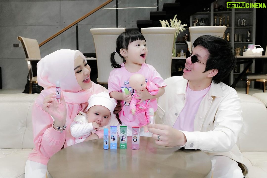 Atta Halilintar Instagram - Giveaway alert, masih edisi ulang tahun Ameena ke-2. Kita mau special thanks ke Bebio yang sudah hampir setahun menjadi bagian dari Atta Family. Alhamdullilah, Kak Na jarang banget sakit. Anaknya aktif dan ceria, kalaupun sakit pasti sebentar dan cepat sembuh. Bersyukur banget karena jadi Brand Ambassadornya Bebio, kita jadi tahu kalau pertolongan pertama saat anak sakit ga harus selalu obat. Karena Ameena masih kecil, dokternya menyarankan kalau masih gejala ringan sebisa mungkin kita berikan pengobatan alami dulu karena obat itu ada efek sampingnya. Untung ada Bebio, essential oil alami yang sudah teruji cocok untuk kulit bayi yang masih sensitif. Masalah batuk pilek, perut kembung, gatal-gatal, Insya Allah bisa teratasi dengan Bebio. Ibu-ibu di sini sudah pada cobain Bebio ke anaknya belum? Kalau belum, ini Bebio mau bagi-bagi hadiah dalam rangka Birthday Ameena. Ada hadiah paket produk Bebio komplit untuk 10 pemenang beruntung, cukup dengan cara: 1. Komen mau 2. Wajib follow @bebio.idn 3. Tag 3 teman lain untuk ikutan Semoga beruntung