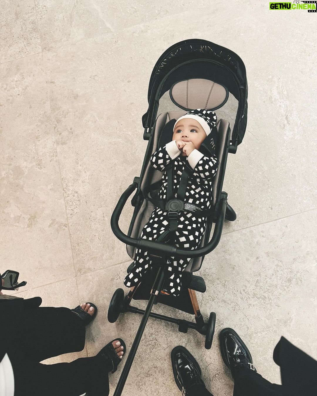 Atta Halilintar Instagram - liat apaan ya adek azura?