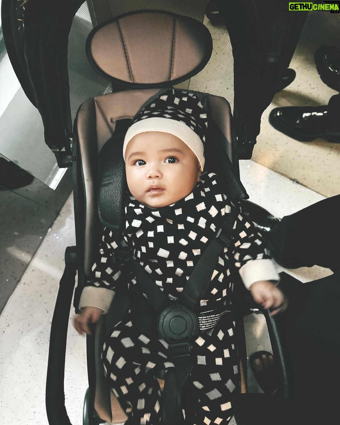 Atta Halilintar Instagram - liat apaan ya adek azura?