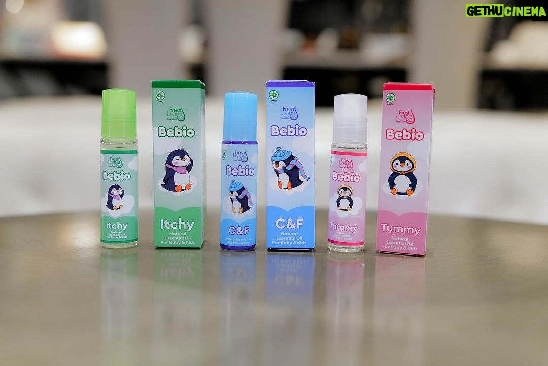 Atta Halilintar Instagram - Giveaway alert, masih edisi ulang tahun Ameena ke-2. Kita mau special thanks ke Bebio yang sudah hampir setahun menjadi bagian dari Atta Family. Alhamdullilah, Kak Na jarang banget sakit. Anaknya aktif dan ceria, kalaupun sakit pasti sebentar dan cepat sembuh. Bersyukur banget karena jadi Brand Ambassadornya Bebio, kita jadi tahu kalau pertolongan pertama saat anak sakit ga harus selalu obat. Karena Ameena masih kecil, dokternya menyarankan kalau masih gejala ringan sebisa mungkin kita berikan pengobatan alami dulu karena obat itu ada efek sampingnya. Untung ada Bebio, essential oil alami yang sudah teruji cocok untuk kulit bayi yang masih sensitif. Masalah batuk pilek, perut kembung, gatal-gatal, Insya Allah bisa teratasi dengan Bebio. Ibu-ibu di sini sudah pada cobain Bebio ke anaknya belum? Kalau belum, ini Bebio mau bagi-bagi hadiah dalam rangka Birthday Ameena. Ada hadiah paket produk Bebio komplit untuk 10 pemenang beruntung, cukup dengan cara: 1. Komen mau 2. Wajib follow @bebio.idn 3. Tag 3 teman lain untuk ikutan Semoga beruntung