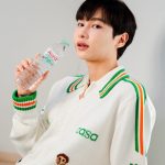 Atthaphan Phunsawat Instagram - แต่งหน้าทำผมเสร็จก่อนจะไปลุยถ่ายงานต่อ ขอเพิ่มความสดชื่นให้ตัวเองหน่อยกับน้ำแร่ออรา Be you Be true Aura เป็นตัวเองในแบบคุณ เปล่งประกายมีออรา เปล่งประกายแบบกัน หาซื้อได้ที่ 7-11 และ ร้านค้าชั้นนำทั่วไป ซื้อคู่ถูกกว่า ขนาด 1500ml. พิเศษ 2 ขวด 40 บาท(จากปกติ 46 บาท) #BeYouBeTrueAura #TrueAura #น้ำแร่ออรา