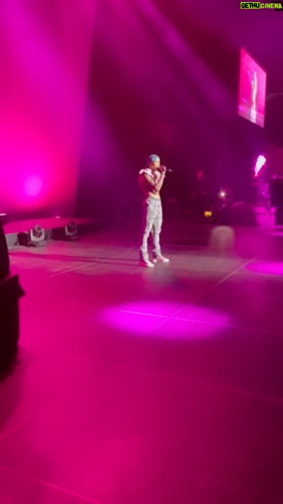 August Alsina Instagram - To be #Myself is to be a deeply flawed individual, turning perceived flaws and failures into the brightest shining treasure. ๐ S/O to San Fran for allowing me to break bread & share my heART.. tap in to โMyselfโ the album ๐ฟ (linked in bio) ๐ถ: @beyonce