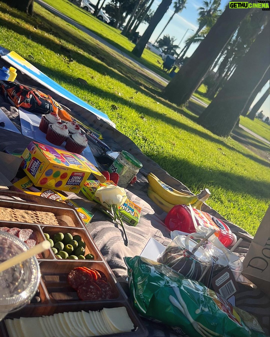 August Alsina Instagram - Quick lil picnic joce, 🧺 smelling like a Lé JOCE!! 🪄 (hit the link in the bio to bring some love into your life) it’s the magic potion. 🧪