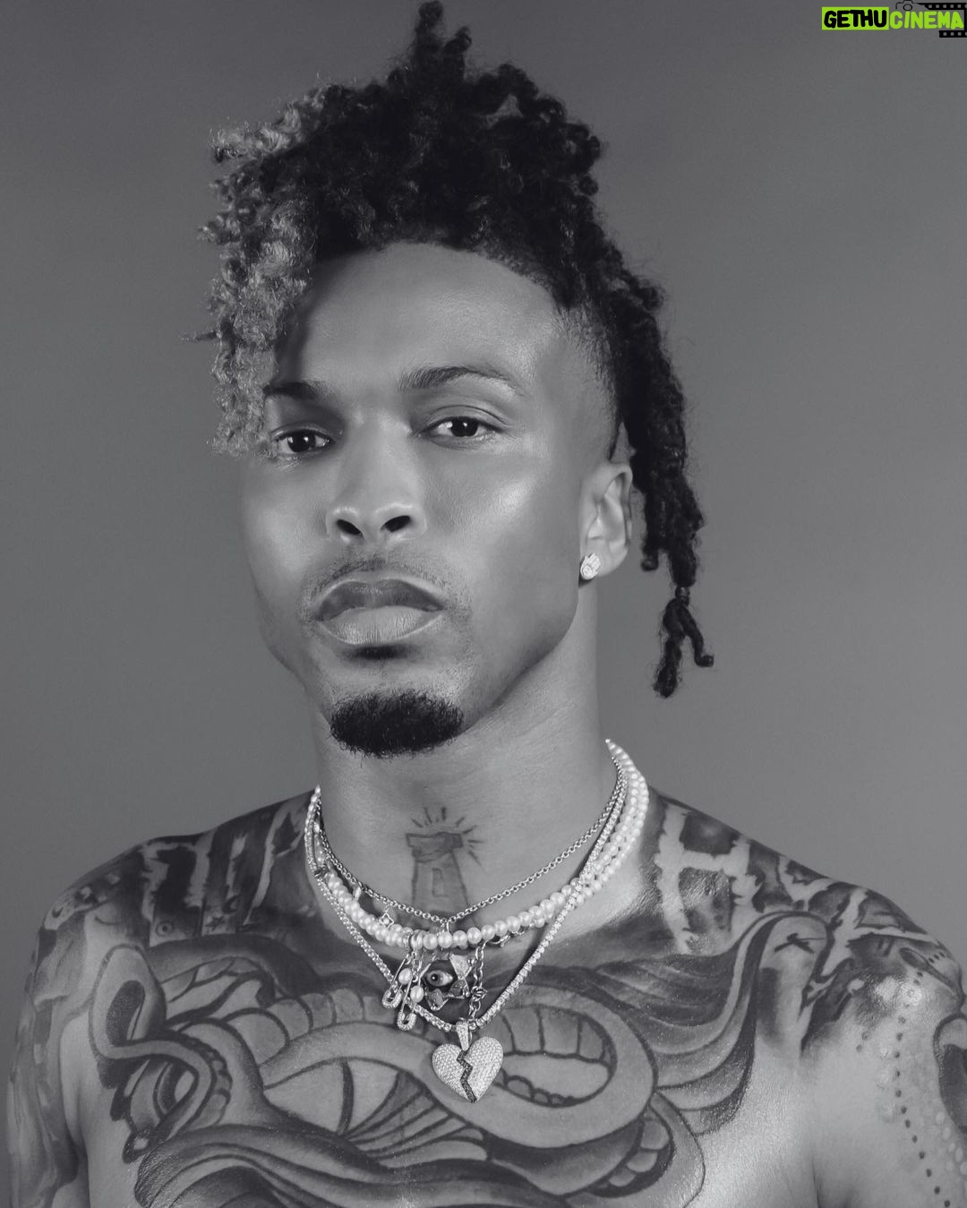 August Alsina Instagram - Now officially at @thirteenlune: @encinawellness 💜 Encina is a genderless skincare line, made for melanin by @augustalsina. Their mission is to help you see your melanin as magic, no matter your gender, race, or skin tone. Shop now online at #thirteenlune.