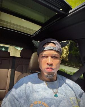 August Alsina Instagram - Happy Easter Y’all! HE has risen & paid it all to be worry free.. YET allergy season is beat boxing 🥊 & troubling me. 😪😂 May The Lord be a big box of tissue & Benadryl.. but not the make you tired kind.🥴 JAH bless… keep streaming “Myself” the album 💿 linked in bio. & tap in to the site for wellness wear 👕 

@encinawellness