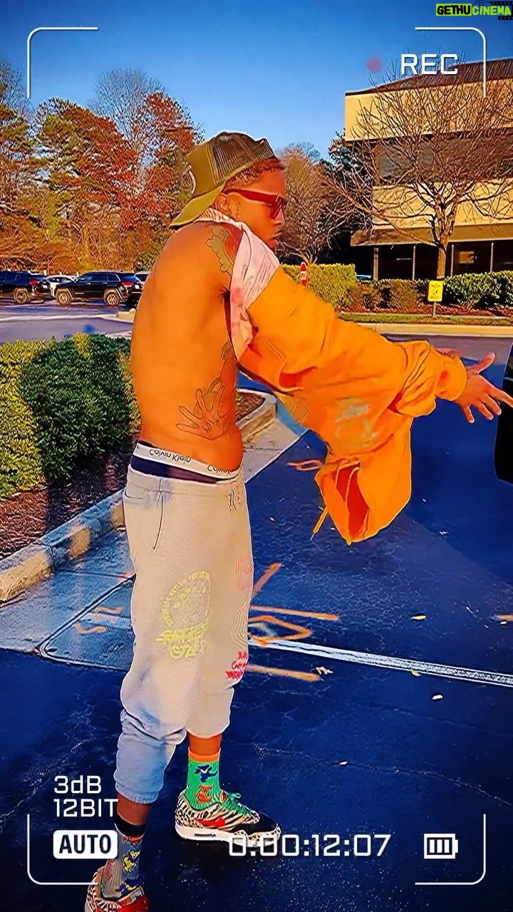 August Alsina Instagram - @encinawellness Sweatsuits, Hoody’s, Shirts, Crewnecks, Beanies all now loading on Encinawellness.com to keep you warm, colorful, & fashionable.. rain, sleet, or snow, while working your health regimen. Let’s get Active!!