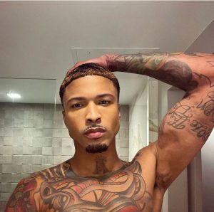 August Alsina Instagram - Rolling outta bed dumb late to gift my face w/ a warm cleanse of @encinawellness this Christmas Eve. 
Merry Chrimahhhhh erybody’!! 🎄