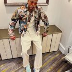 August Alsina Instagram - Dear Diary,📝: I’d rather live authentic and gloriously flawed than trapped in lies and painted illusions in hope to please & appease, all. Why?.. because as the smoke clears and self clouded mirrors fall.. I’ll still be there standing, in honor, with my head held high and chest up tall. 💯🦍🥷 but das just me doeee, & I ain’t for erybody.🤷🏽‍♂️ Shop @encinawellness for authentic skin within 🤞🏽 👕: 👖: @oakandacornofficial @kidsofbrokenfuture