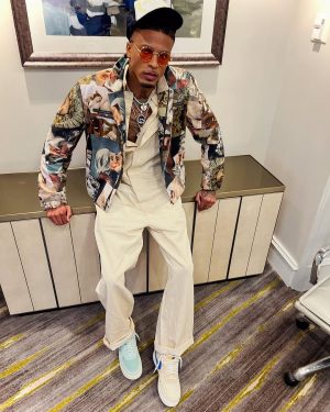 August Alsina Instagram - Dear Diary,📝: I’d rather live authentic and gloriously flawed than trapped in lies and painted illusions in hope to please & appease, all. Why?.. because as the smoke clears and self clouded mirrors fall.. I’ll still be there standing, in honor, with my head held high and chest up tall. 💯🦍🥷 but das just me doeee, & I ain’t for erybody.🤷🏽‍♂️ 
Shop @encinawellness for authentic skin within 🤞🏽
👕: 👖:
 @oakandacornofficial
@kidsofbrokenfuture