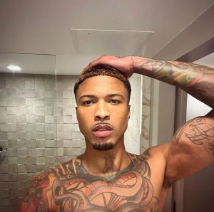 August Alsina Instagram - Rolling outta bed dumb late to gift my face w/ a warm cleanse of @encinawellness this Christmas Eve. 
Merry Chrimahhhhh erybody’!! 🎄