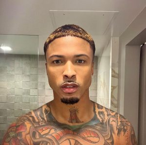 August Alsina Instagram - Rolling outta bed dumb late to gift my face w/ a warm cleanse of @encinawellness this Christmas Eve. 
Merry Chrimahhhhh erybody’!! 🎄