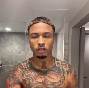August Alsina Instagram - Rolling outta bed dumb late to gift my face w/ a warm cleanse of @encinawellness this Christmas Eve. Merry Chrimahhhhh erybody’!! 🎄