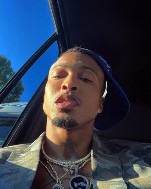 August Alsina Instagram - “You terrified, I’m not afraid. I guess I wasn’t made that way. I’m serious, u came to play. Skin & Hygiene on @encinawellness way.” ✨ 🧥 : @darkohmenswear