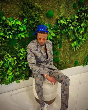 August Alsina Instagram - “You terrified, I’m not afraid. I guess I wasn’t made that way. I’m serious, u came to play. Skin & Hygiene on @encinawellness way.” ✨ 🧥 : @darkohmenswear