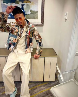 August Alsina Instagram - Dear Diary,📝: I’d rather live authentic and gloriously flawed than trapped in lies and painted illusions in hope to please & appease, all. Why?.. because as the smoke clears and self clouded mirrors fall.. I’ll still be there standing, in honor, with my head held high and chest up tall. 💯🦍🥷 but das just me doeee, & I ain’t for erybody.🤷🏽‍♂️ 
Shop @encinawellness for authentic skin within 🤞🏽
👕: 👖:
 @oakandacornofficial
@kidsofbrokenfuture