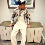 August Alsina Instagram - Dear Diary,📝: I’d rather live authentic and gloriously flawed than trapped in lies and painted illusions in hope to please & appease, all. Why?.. because as the smoke clears and self clouded mirrors fall.. I’ll still be there standing, in honor, with my head held high and chest up tall. 💯🦍🥷 but das just me doeee, & I ain’t for erybody.🤷🏽‍♂️ Shop @encinawellness for authentic skin within 🤞🏽 👕: 👖: @oakandacornofficial @kidsofbrokenfuture