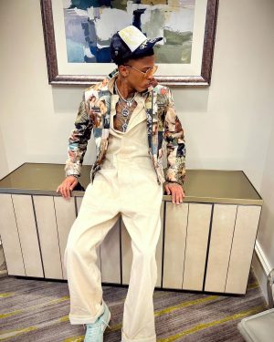 August Alsina Instagram - Dear Diary,📝: I’d rather live authentic and gloriously flawed than trapped in lies and painted illusions in hope to please & appease, all. Why?.. because as the smoke clears and self clouded mirrors fall.. I’ll still be there standing, in honor, with my head held high and chest up tall. 💯🦍🥷 but das just me doeee, & I ain’t for erybody.🤷🏽‍♂️ 
Shop @encinawellness for authentic skin within 🤞🏽
👕: 👖:
 @oakandacornofficial
@kidsofbrokenfuture