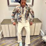 August Alsina Instagram - Dear Diary,📝: I’d rather live authentic and gloriously flawed than trapped in lies and painted illusions in hope to please & appease, all. Why?.. because as the smoke clears and self clouded mirrors fall.. I’ll still be there standing, in honor, with my head held high and chest up tall. 💯🦍🥷 but das just me doeee, & I ain’t for erybody.🤷🏽‍♂️ Shop @encinawellness for authentic skin within 🤞🏽 👕: 👖: @oakandacornofficial @kidsofbrokenfuture