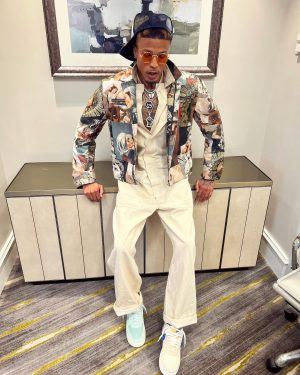 August Alsina Instagram - Dear Diary,📝: I’d rather live authentic and gloriously flawed than trapped in lies and painted illusions in hope to please & appease, all. Why?.. because as the smoke clears and self clouded mirrors fall.. I’ll still be there standing, in honor, with my head held high and chest up tall. 💯🦍🥷 but das just me doeee, & I ain’t for erybody.🤷🏽‍♂️ 
Shop @encinawellness for authentic skin within 🤞🏽
👕: 👖:
 @oakandacornofficial
@kidsofbrokenfuture