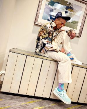 August Alsina Instagram - Dear Diary,📝: I’d rather live authentic and gloriously flawed than trapped in lies and painted illusions in hope to please & appease, all. Why?.. because as the smoke clears and self clouded mirrors fall.. I’ll still be there standing, in honor, with my head held high and chest up tall. 💯🦍🥷 but das just me doeee, & I ain’t for erybody.🤷🏽‍♂️ 
Shop @encinawellness for authentic skin within 🤞🏽
👕: 👖:
 @oakandacornofficial
@kidsofbrokenfuture