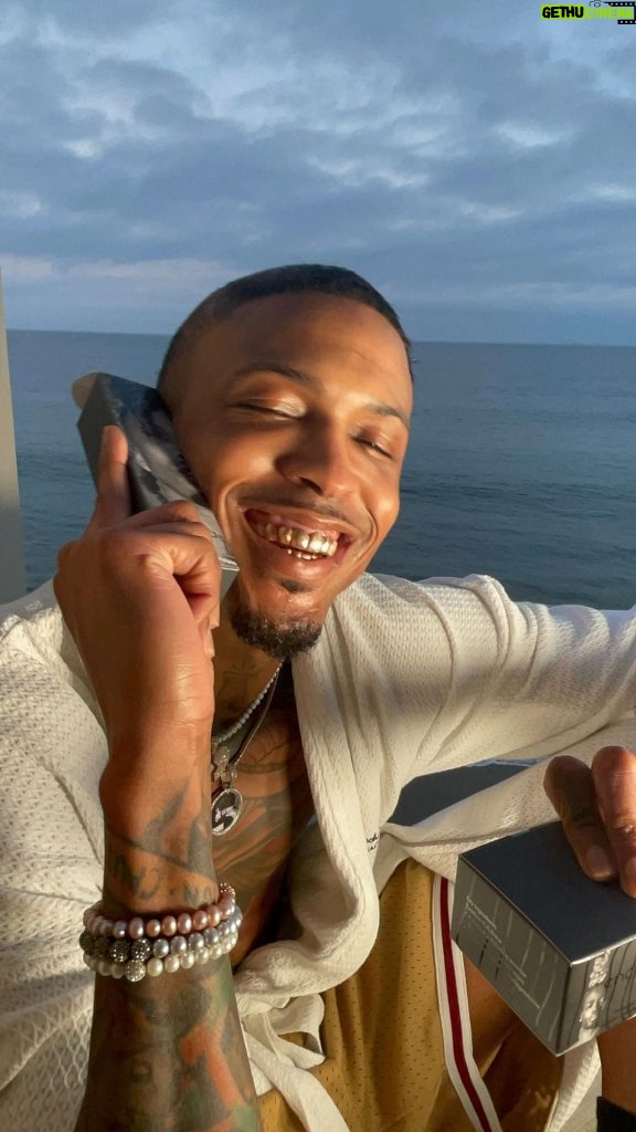 August Alsina Instagram - What are you picking up? Ring ring Encina’s calling 📞 🧴 #encinawellness #riseup15