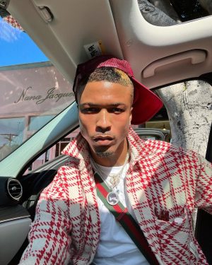 August Alsina Instagram - Person under my last post asked “if your @encinawellness products work, why do you insist on using filters?” So here’s my answer within a few selfies and video without filters.. just God LIGHT. 💡 :)
I just enjoy instagram’s option of enhancement sometimes. iHope this helps. Enjoy your day. & run to @encinawellness | encinawellness.com | to start your glow journey.