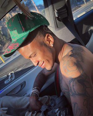 August Alsina Instagram - ME after slaying all dem demons & witchcraft they summoned! 😏 🤴🏽 The gift that one gives, good or bad, shall be the eternal one gifted back to them…. With that said, I’d admonish everybody to keep they’re “gift” giving PURE because the hell you give, is the one you reap. 📝