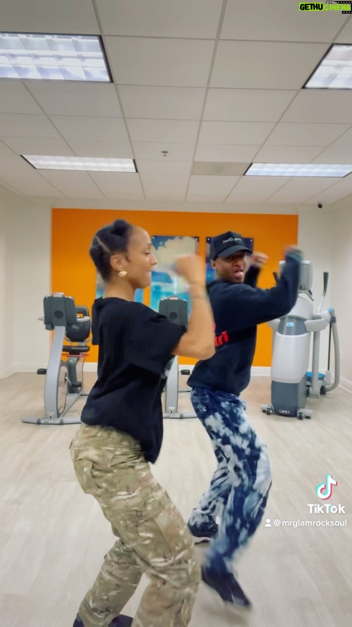 August Alsina Instagram - Ouuuu 😤😮💨 …. Y’all ATE!! @mrglamrocksoul @kortanirettig Now y’all gotta teach me!!! “Yeah-Yeah” (link in bio) Yal Follow my TikTok for when I learn my 2step 😂 : @ ShookSina