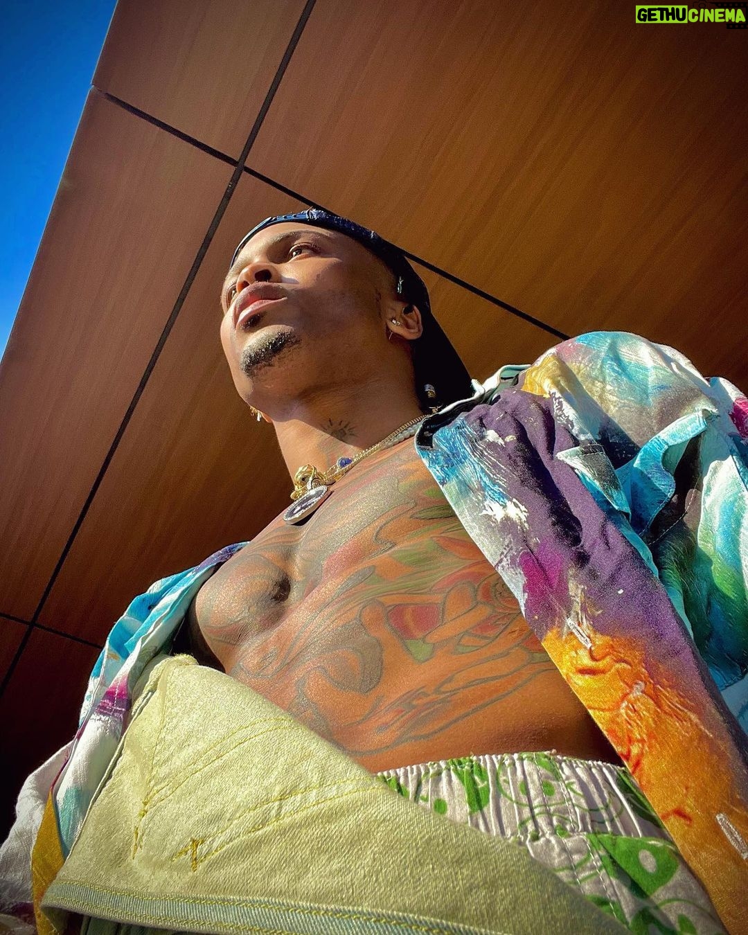 August Alsina Instagram - Follow @encinawellness & click the link in bio for the GL🪞W!! 💫