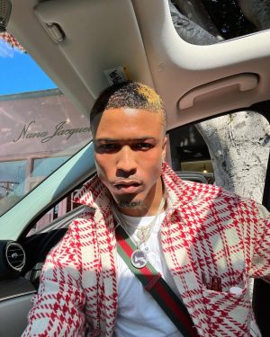 August Alsina Instagram - Person under my last post asked “if your @encinawellness products work, why do you insist on using filters?” So here’s my answer within a few selfies and video without filters.. just God LIGHT. 💡 :)
I just enjoy instagram’s option of enhancement sometimes. iHope this helps. Enjoy your day. & run to @encinawellness | encinawellness.com | to start your glow journey.