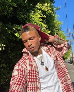 August Alsina Instagram - Person under my last post asked “if your @encinawellness products work, why do you insist on using filters?” So here’s my answer within a few selfies and video without filters.. just God LIGHT. 💡 :)
I just enjoy instagram’s option of enhancement sometimes. iHope this helps. Enjoy your day. & run to @encinawellness | encinawellness.com | to start your glow journey.