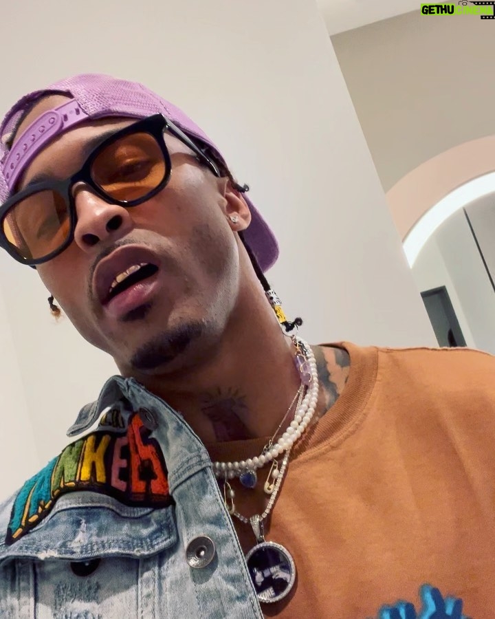 August Alsina Instagram - Hi 👋🏽 um.. nice to meet you here, iGuess… 🤔 Strange place to say hi, but HI!! 🤣 🤷🏽♂️.. oh & follow @encinawellness for my dopest announcement YET!! Now… BYE ✌🏽:)