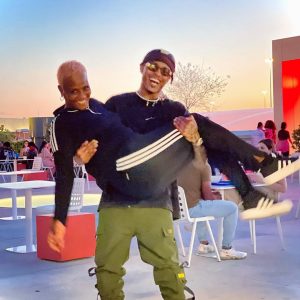 August Alsina Instagram - The picture’s a bit blurry here, but the art of love is clear. 🖼 ❤️‍🩹 
iWent to pop up on my mama.. just to tell her “Thankyou for Tough love mama.” For what you gave back then, Wombed  me, to be birthed through life’s trails of fires God set ablaze. 
Just One look ☝🏾 to my mother & I’m immediately reminded of the strength and resilience housed inside my DNA 🤴🏽 
You are “survival” personified. 💪🏾 
🗣 Love You Mama!!