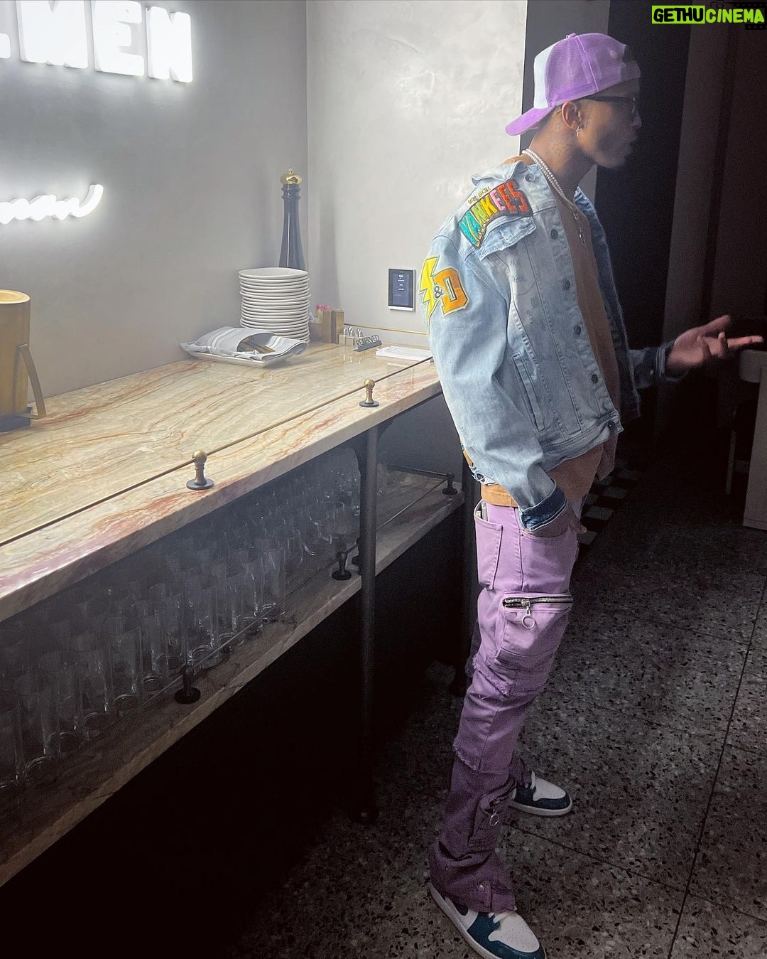 August Alsina Instagram - Hi 👋🏽 um.. nice to meet you here, iGuess… 🤔 Strange place to say hi, but HI!! 🤣 🤷🏽♂️.. oh & follow @encinawellness for my dopest announcement YET!! Now… BYE ✌🏽:)