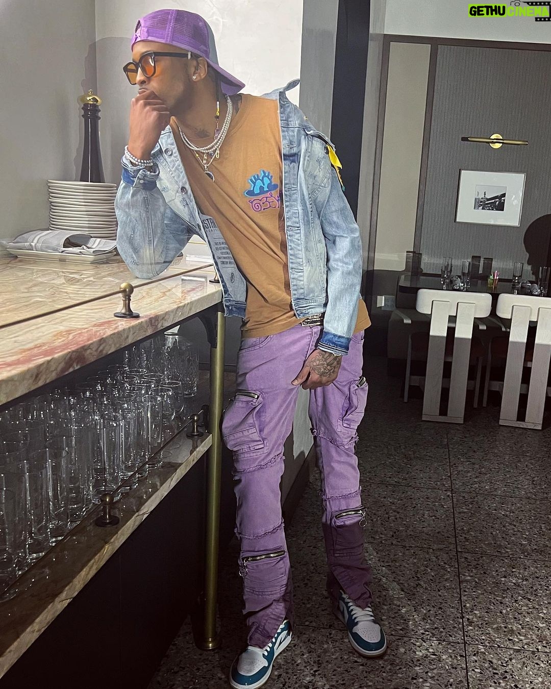 August Alsina Instagram - Hi 👋🏽 um.. nice to meet you here, iGuess… 🤔 Strange place to say hi, but HI!! 🤣 🤷🏽♂️.. oh & follow @encinawellness for my dopest announcement YET!! Now… BYE ✌🏽:)