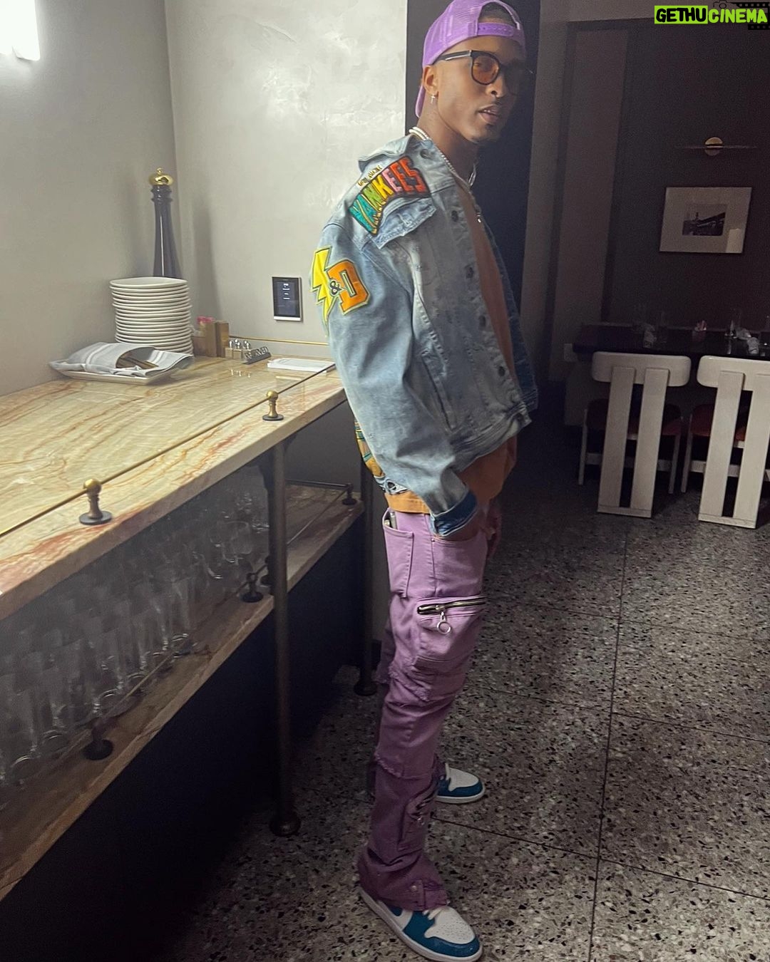 August Alsina Instagram - Hi 👋🏽 um.. nice to meet you here, iGuess… 🤔 Strange place to say hi, but HI!! 🤣 🤷🏽♂️.. oh & follow @encinawellness for my dopest announcement YET!! Now… BYE ✌🏽:)