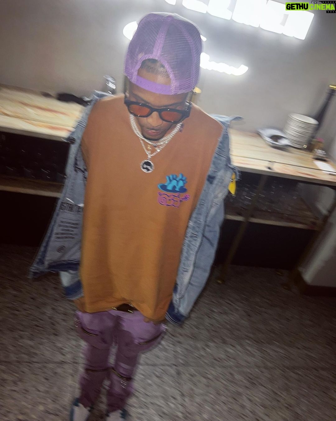 August Alsina Instagram - Hi 👋🏽 um.. nice to meet you here, iGuess… 🤔 Strange place to say hi, but HI!! 🤣 🤷🏽♂️.. oh & follow @encinawellness for my dopest announcement YET!! Now… BYE ✌🏽:)