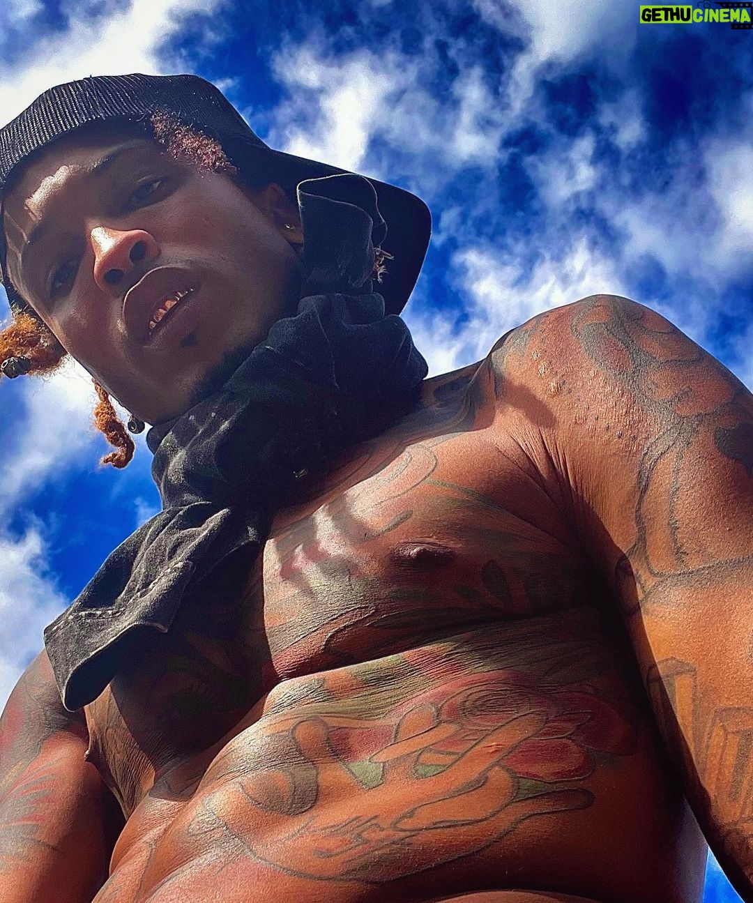August Alsina Instagram - Happy Easter! Swipe to picture 8 to see the forever mood of least resistance that I strive for. Sometimes I slip, but the inner-kid at heart in me that’s navigating this diminutive, society driven, and Adult stricken world, remains. 👼 💫