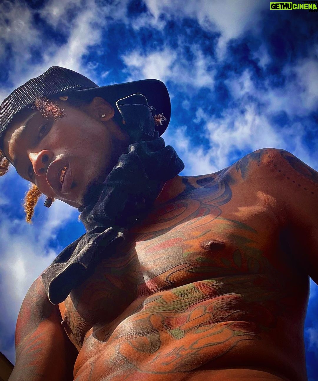 August Alsina Instagram - Happy Easter! Swipe to picture 8 to see the forever mood of least resistance that I strive for. Sometimes I slip, but the inner-kid at heart in me that’s navigating this diminutive, society driven, and Adult stricken world, remains. 👼 💫