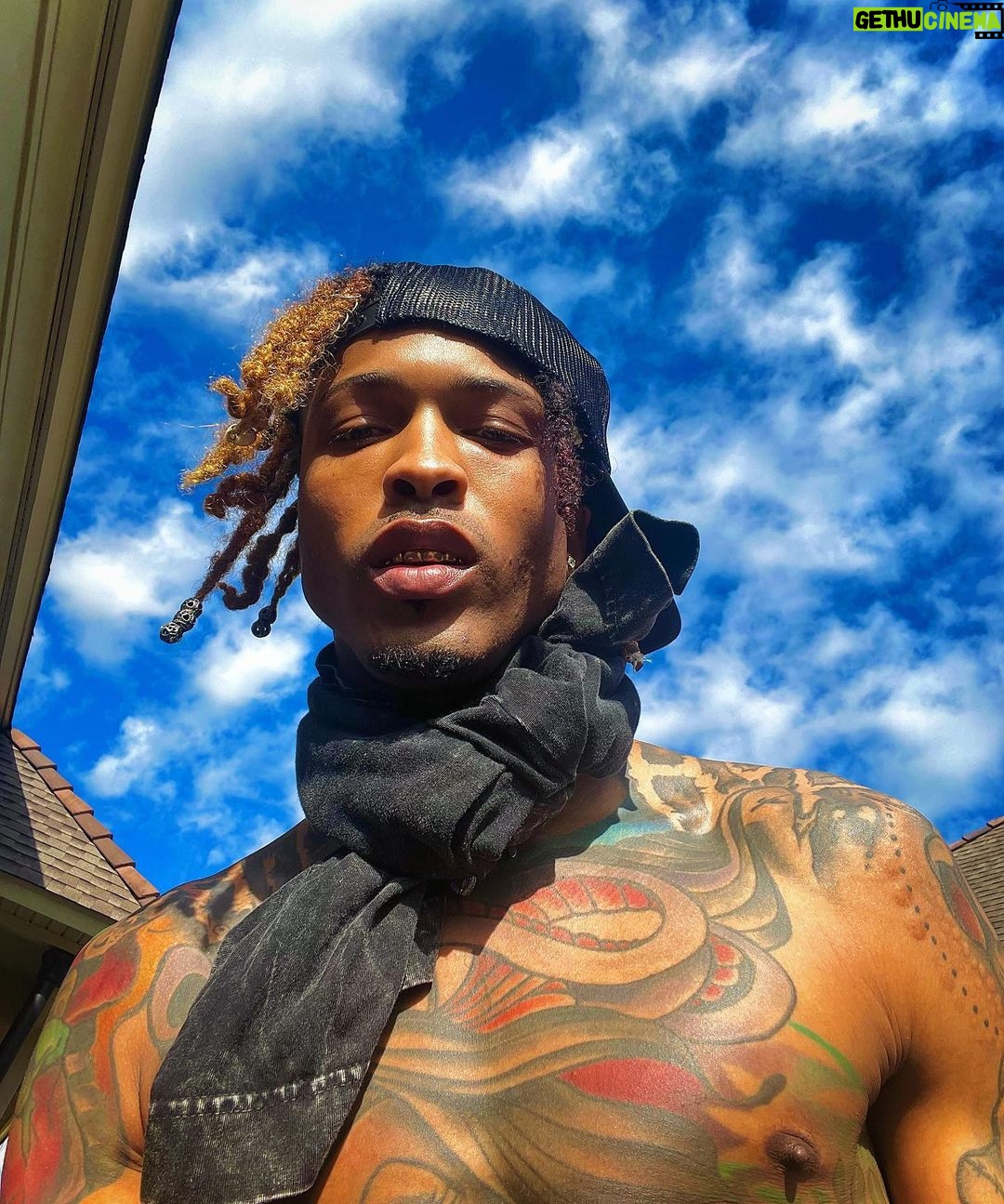 August Alsina Instagram - Happy Easter! Swipe to picture 8 to see the forever mood of least resistance that I strive for. Sometimes I slip, but the inner-kid at heart in me that’s navigating this diminutive, society driven, and Adult stricken world, remains. 👼 💫